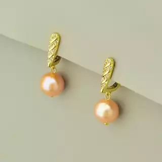 Сережки шарики англійський замок з перлами (33х11 мм, позолота 18к, рожеві з жовтими акцентами)