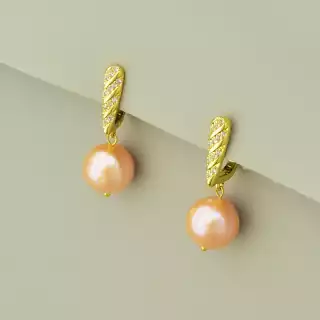 Сережки шарики англійський замок з перлами (35х12 мм, позолота 18к, рожеві з жовтими акцентами)