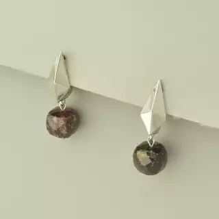 Сережки англійський замок Гранат (родій)